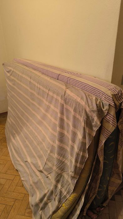 Dois colchoes usados