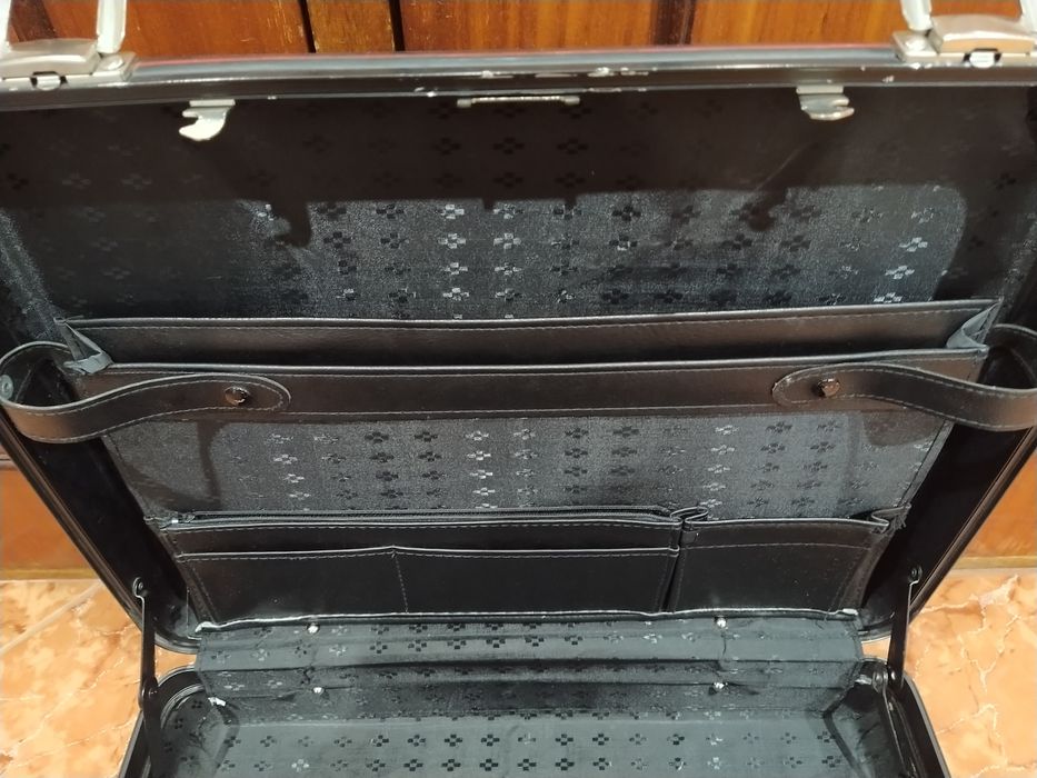 Mala de negócios ou pasta executiva casa quarto apartamento vivenda.