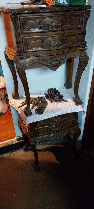 Antiga mobília de quarto de casal em madeira estilo Luís XVl