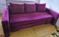 Łóżko, kanapa fioletowa.