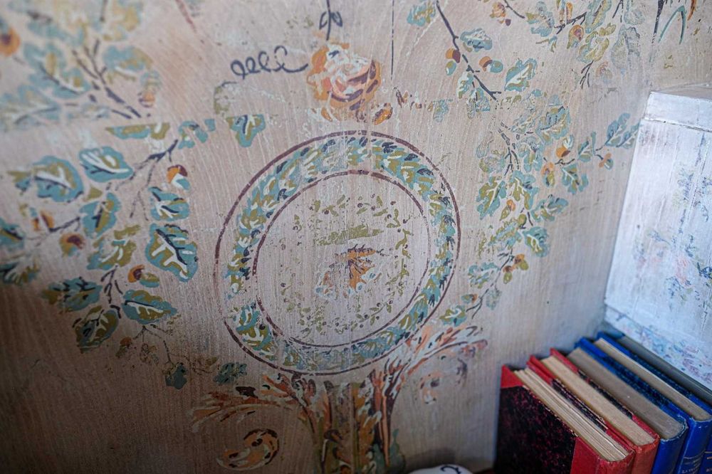 Consola Deco com pintura decorariva.