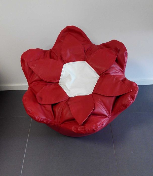 Pouf flôr em pele sintética, usado
