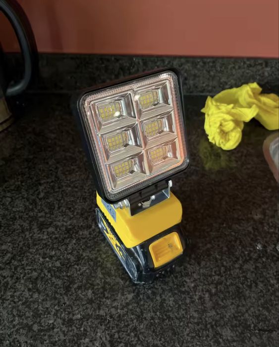 Прожектор лампа освещения павербанк на dewalt акуму новий якісний ліхт