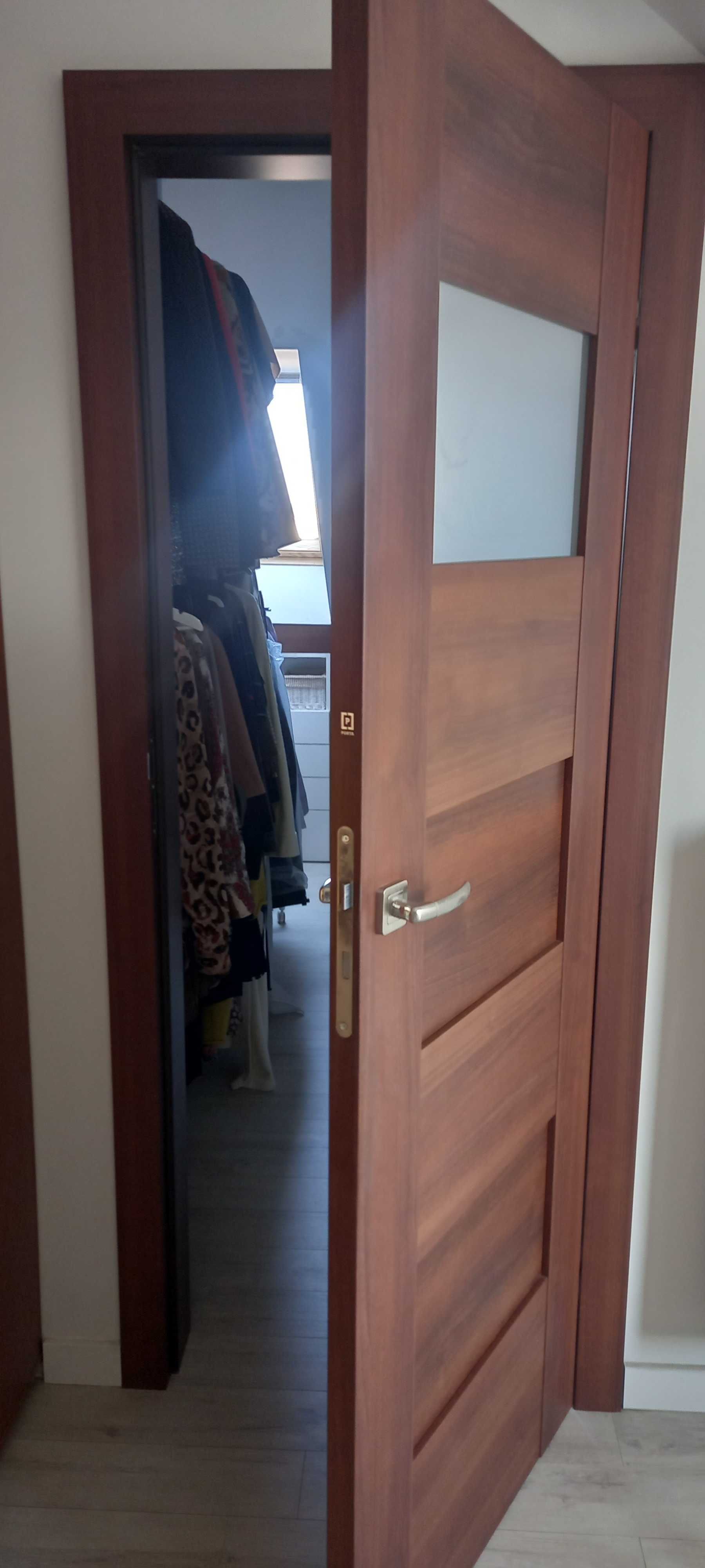 Drzwi porta, 11 sztuk, kolor orzech, z futrynami, bezprzylgowe.