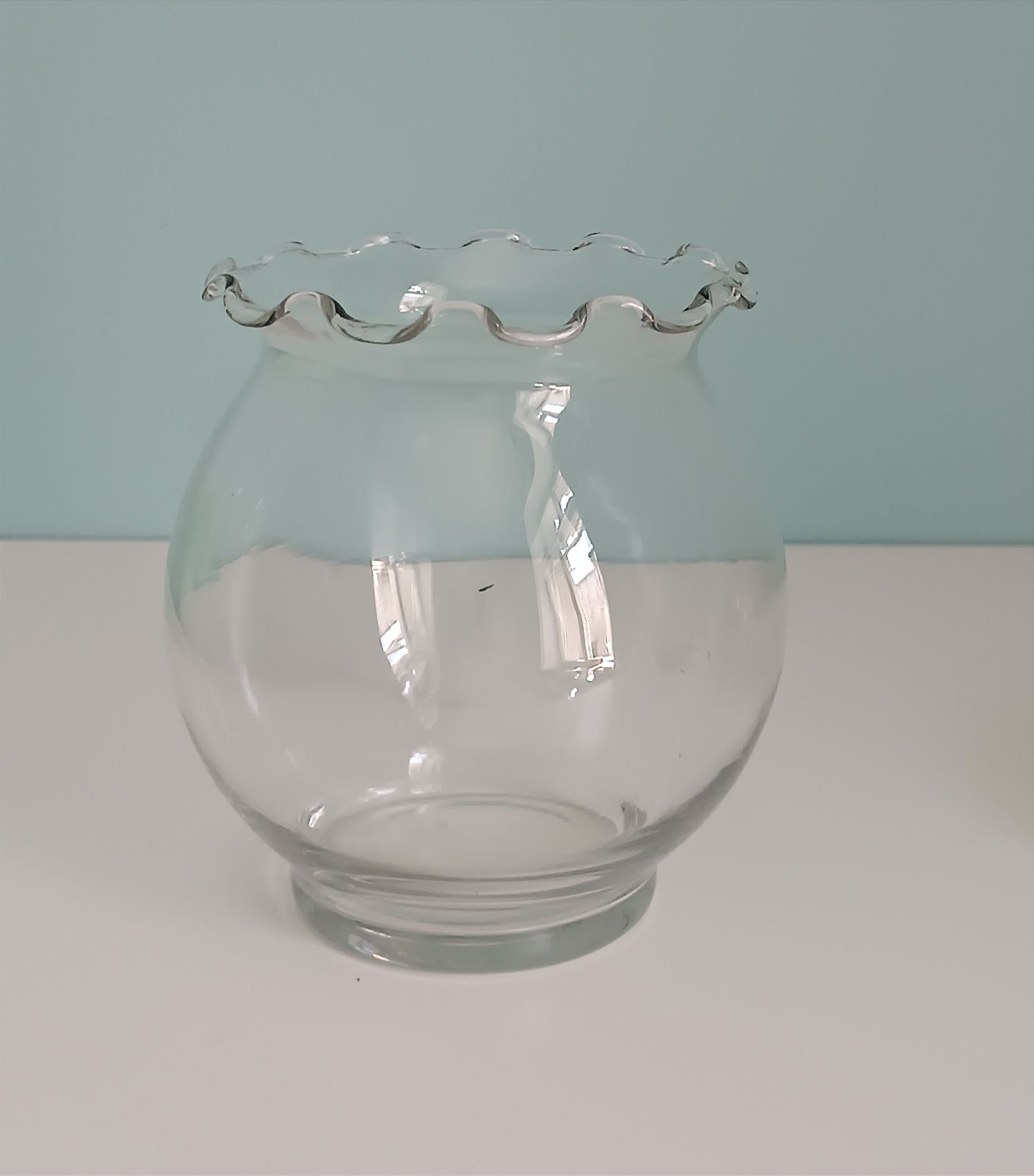 Bardzo stary szklany wazon.