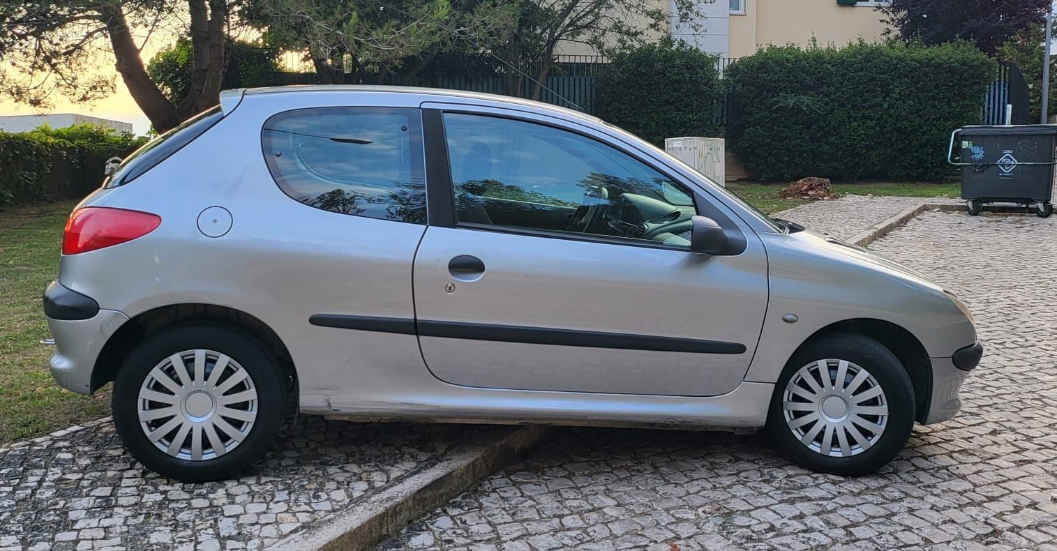 Alugo carro Peugeot