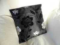 Nowa ozdobna poszewka na poduszkę w czarne i srebrne kwiaty róże