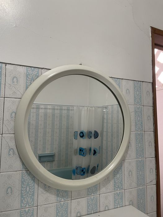 Armário e espelho casa de banho