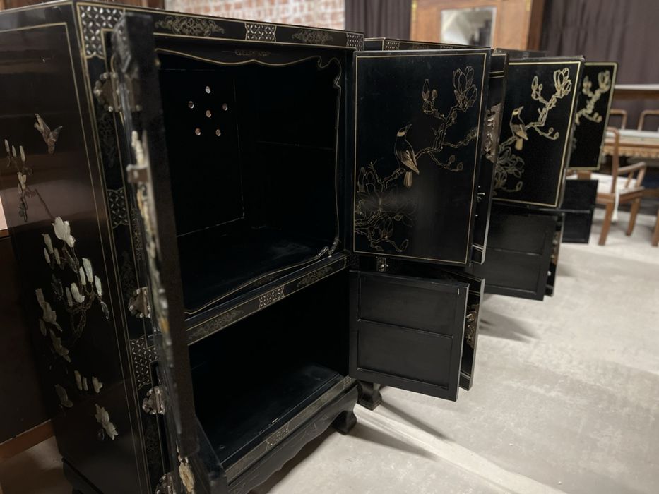 Комплект вишуканих комодів в стилі шинуазрі.