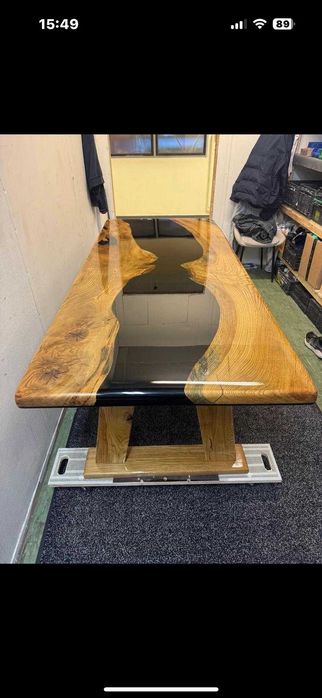 Stół z dębowymi nogami i czarna żywica