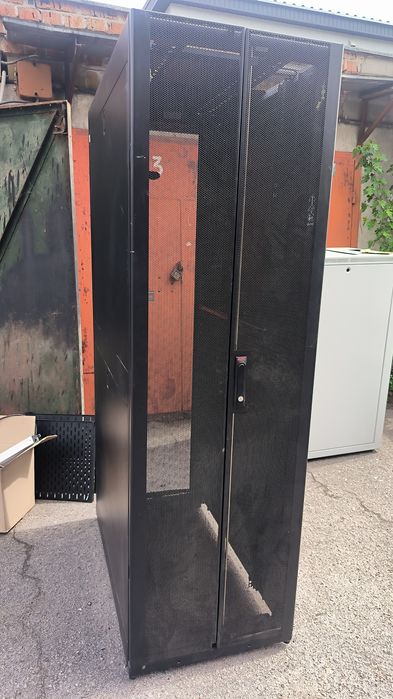 Шафа серверна APC AR3100