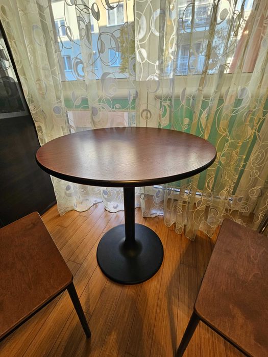 Okrągły stolik z dwoma krzesłami