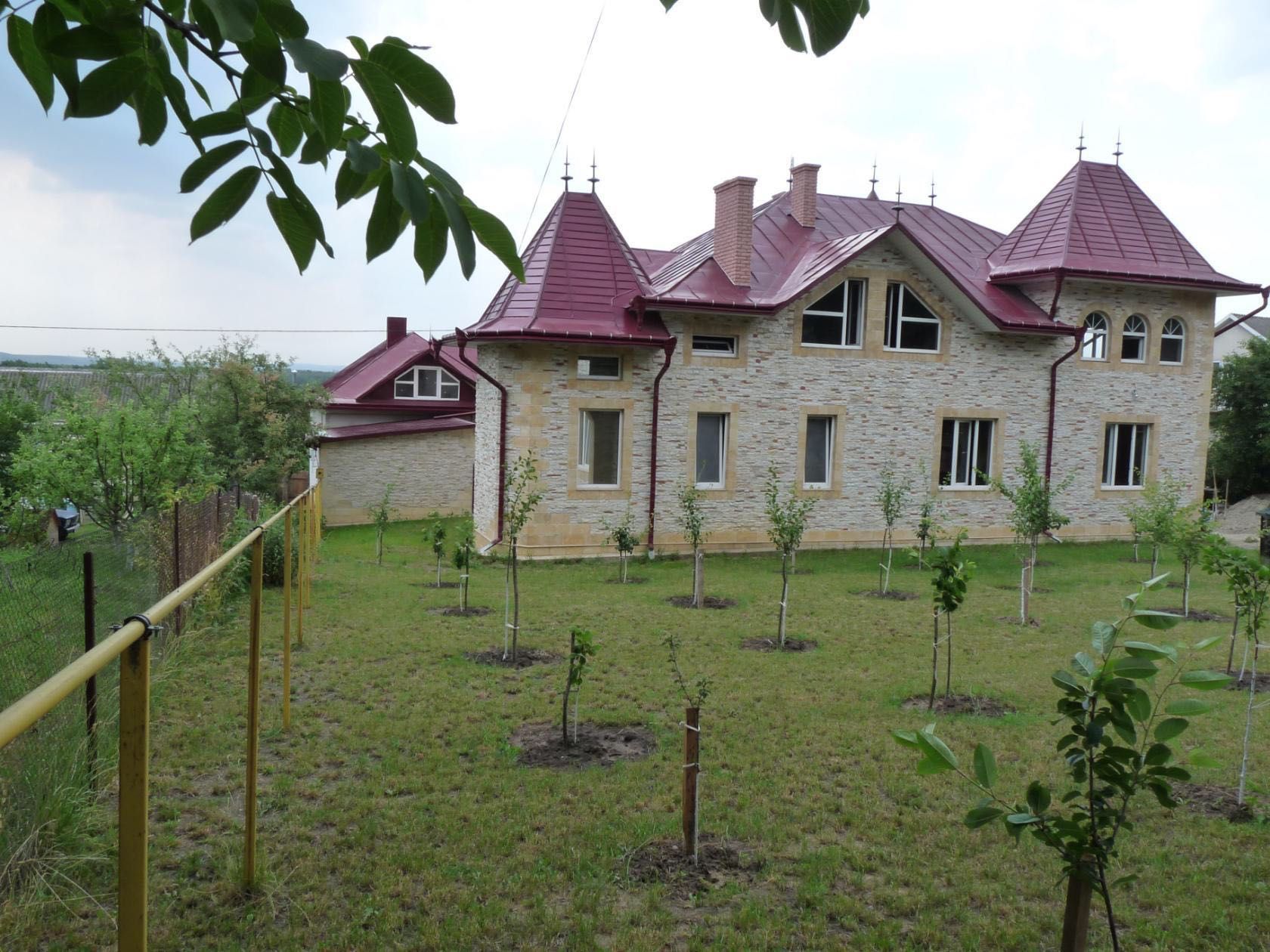 Чудовий родинний маєток, який готовий вітати своїх нових власників!