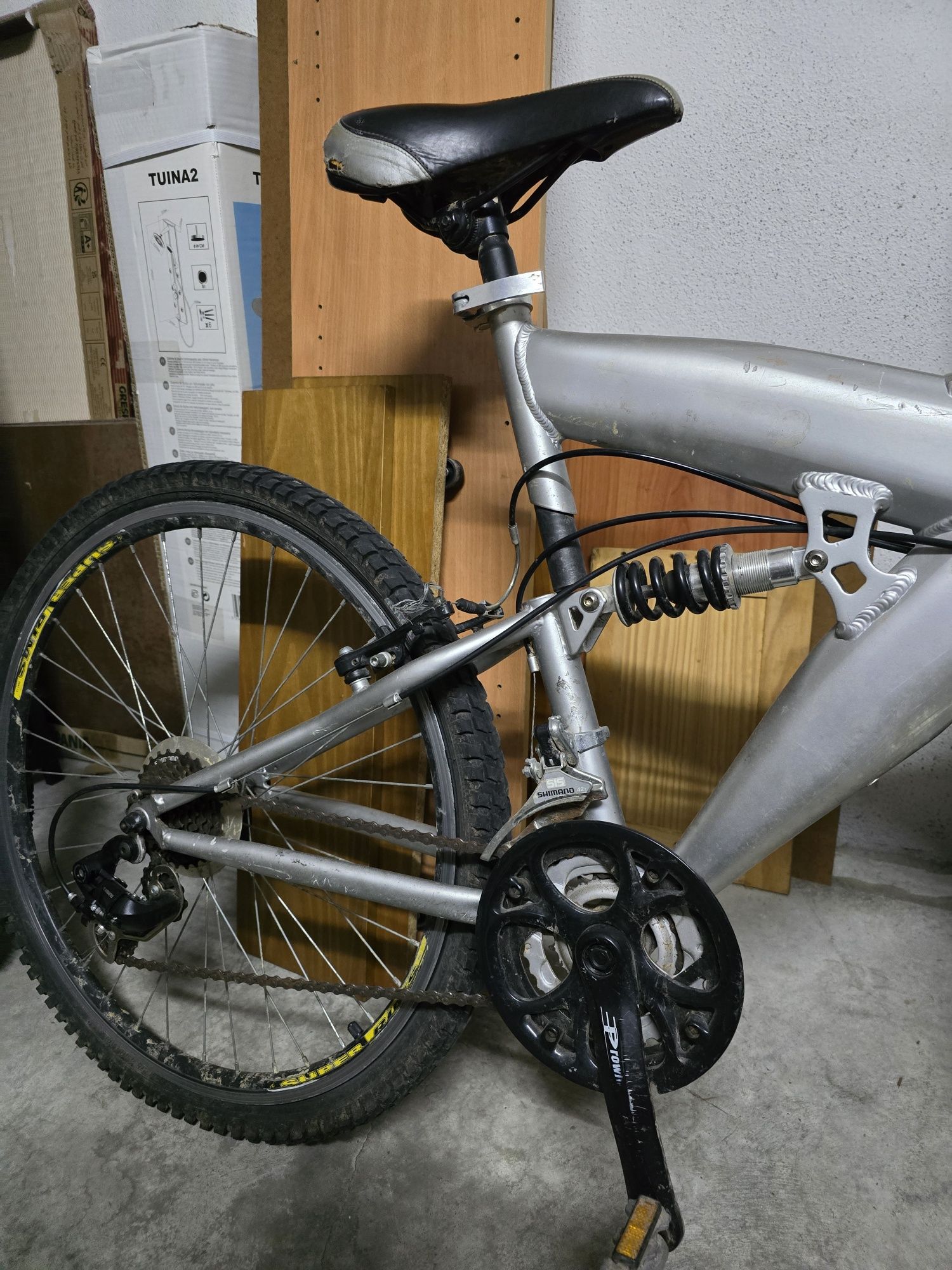 2 bicicletas guardadas em garagem