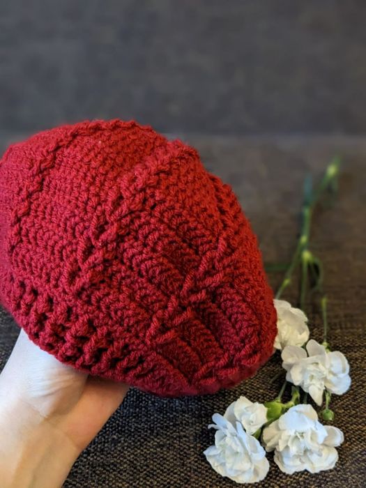 Вязаный берет ручной работы