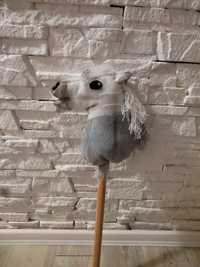 Hobby horse siwy