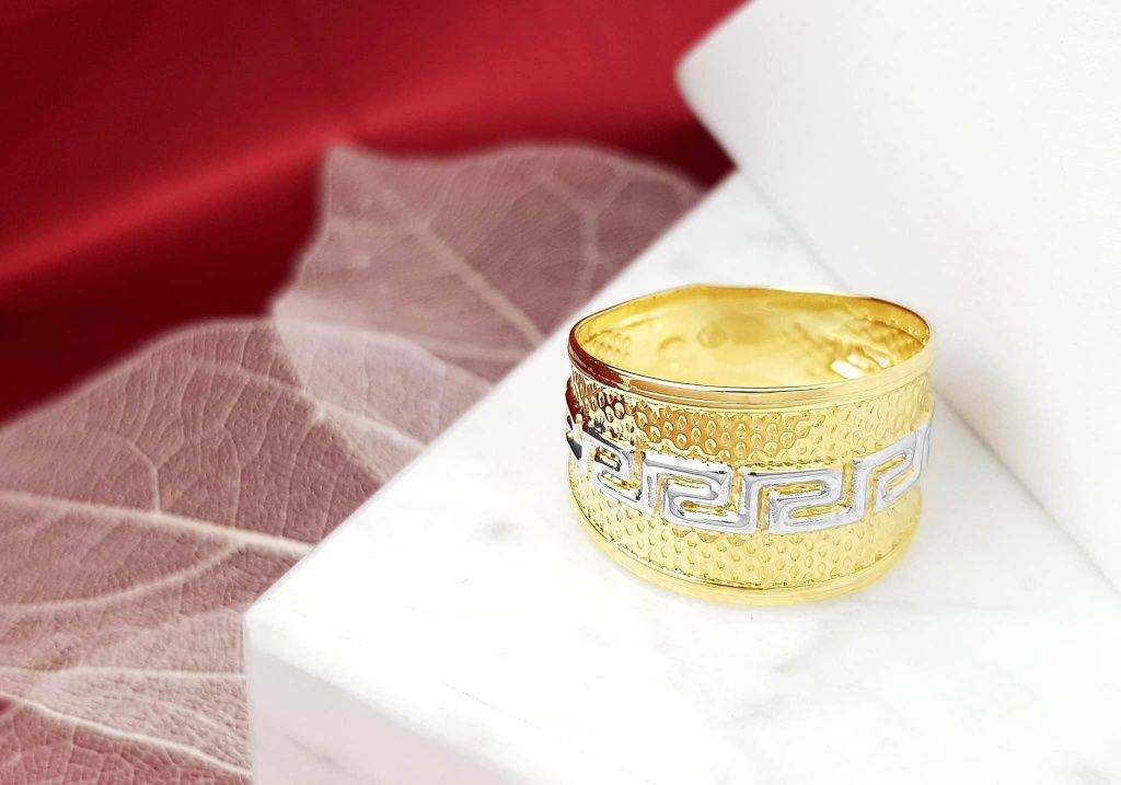 Złoty pierścionek typu obrączka z greckim wzorem