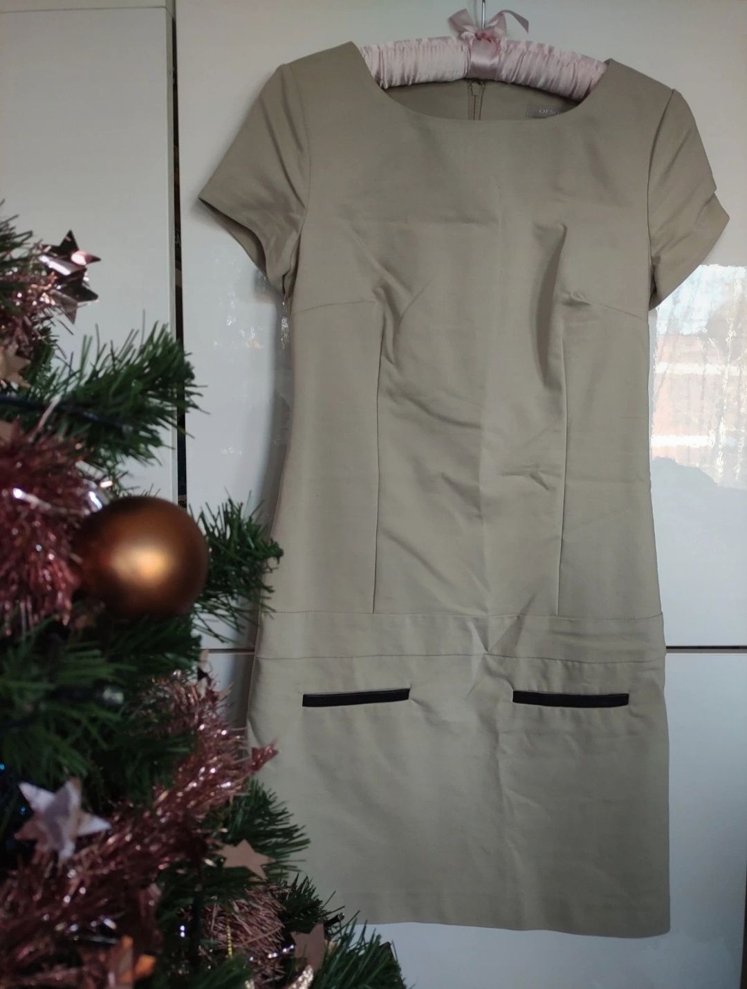 Beżowa elegancka marynarka żakiet z czarnymi wstawkami.
