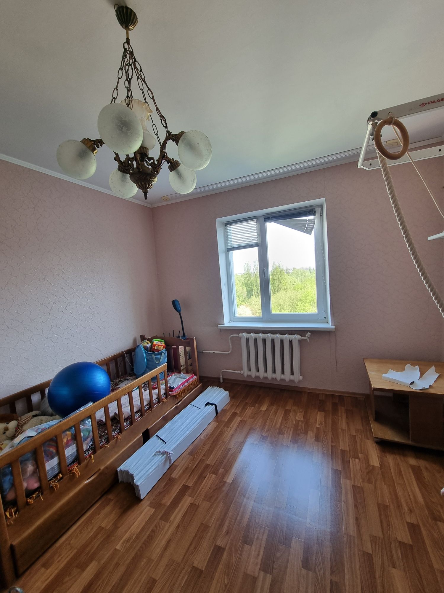 Затишна,велика 3х кімнатна квартира,  район наближений до центру