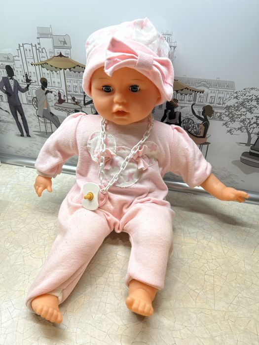 2 lalki wraz z akcesoriami- wanna, stolik do karmienia, nosidło