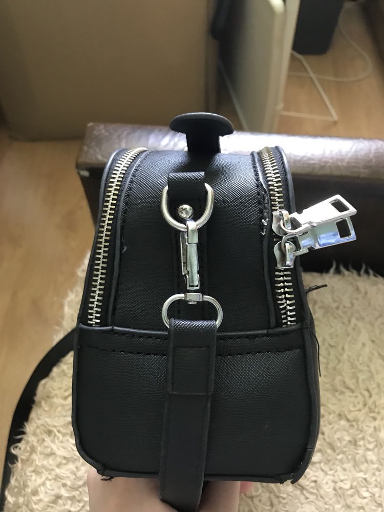 Czarna torebka kuferek listonoszka damska VictoriaCo