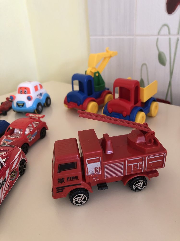 Машинки, іграшки для хлопчиків. Малі машинки