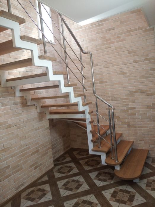 Сходи лофт металевий каркас перила сходинки лестница драбина