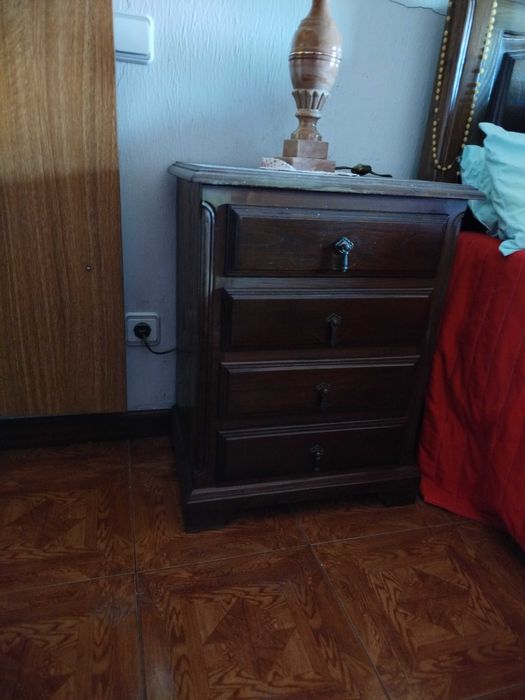 Mesas de cabeceira de madeira