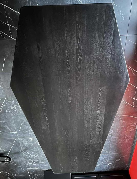 Stół w kształcie trumny goth gothic trumna horror halloween