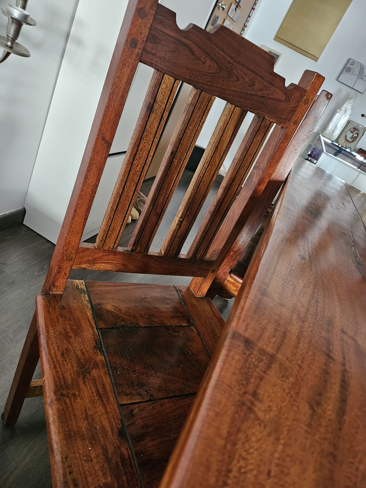 Mesa de jantar em madeira maciça