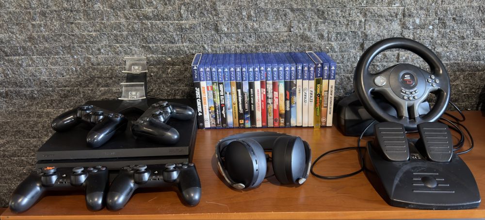 PlayStation 4 Pro + 4 comandos + 23 Jogos + Headset Sony + Volante