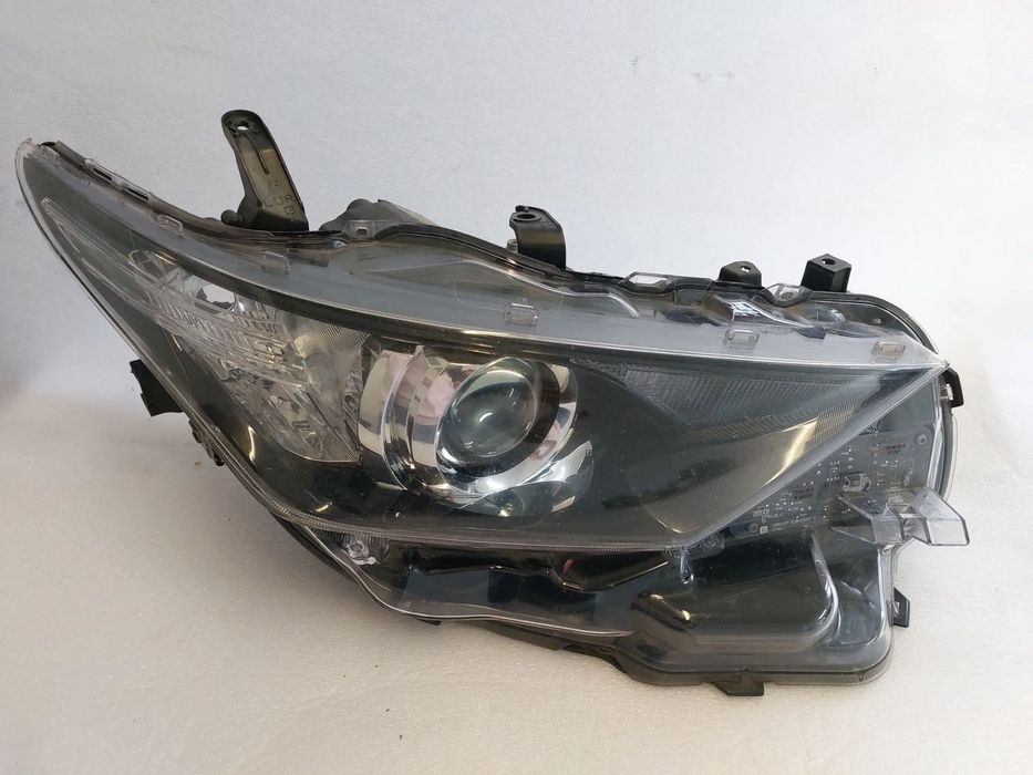 LAMPA PRAWY PRZÓD TOYOTA AURIS II LIFT LED