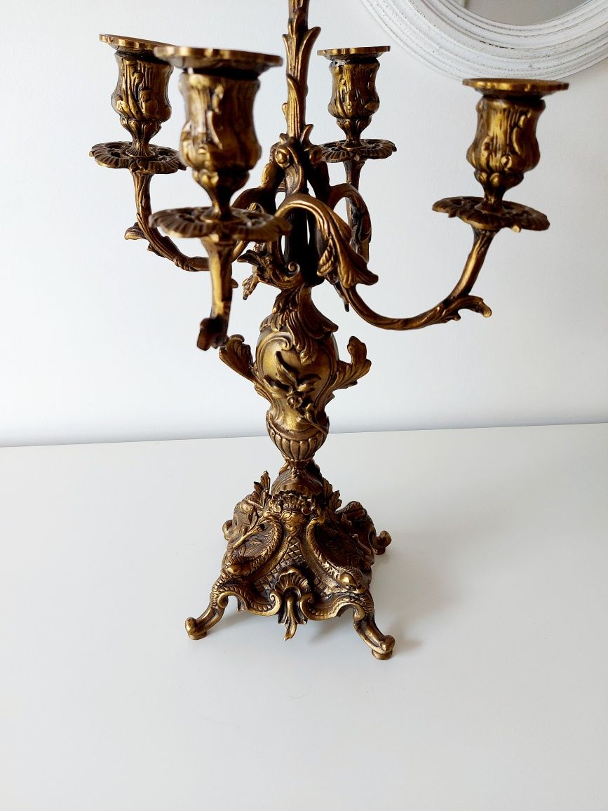 Par de candelabros com 4 lumes ao estilo Luís XV em latão Castiçal