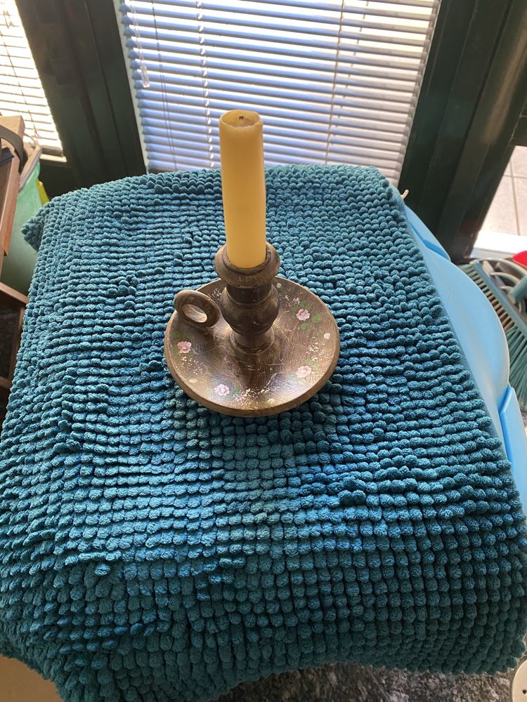 Vela com suporte de madeira