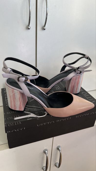 Жіночі босоніжки, шкіра, в ідеальному стані