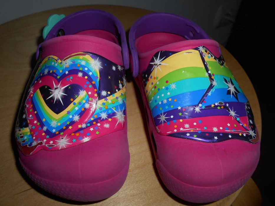 Crocs comfort que brilham ao pular 25/26