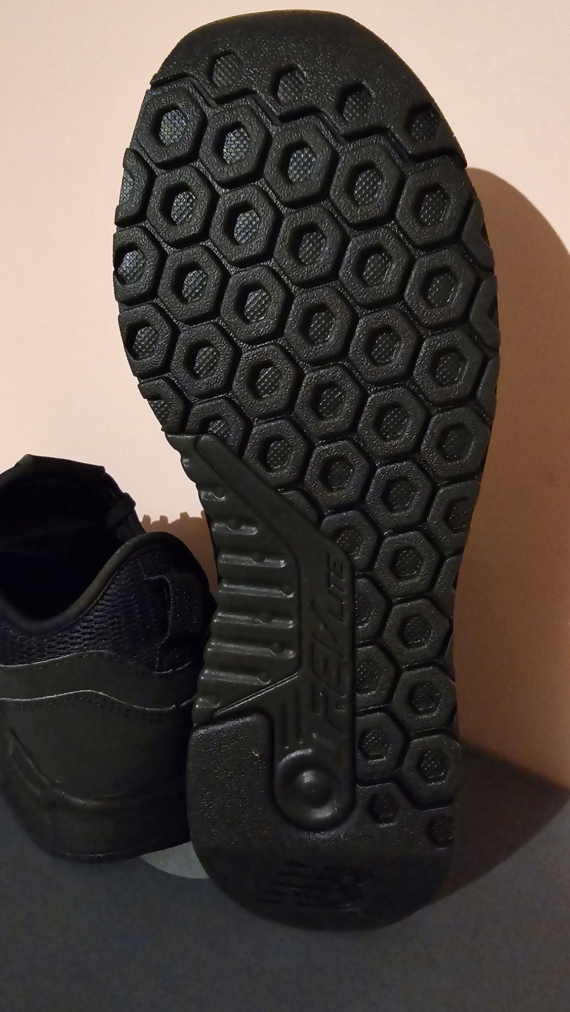 Sneakersy sportowe czarne New Balance rozmiar 40 / wkładka 25 cm