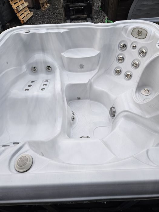 Jacuzzi Hydropool wanna ogrodowa całoroczna basen balia bania