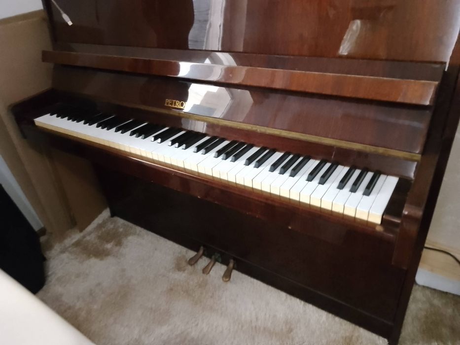 Пианино Petrof трехпедальное