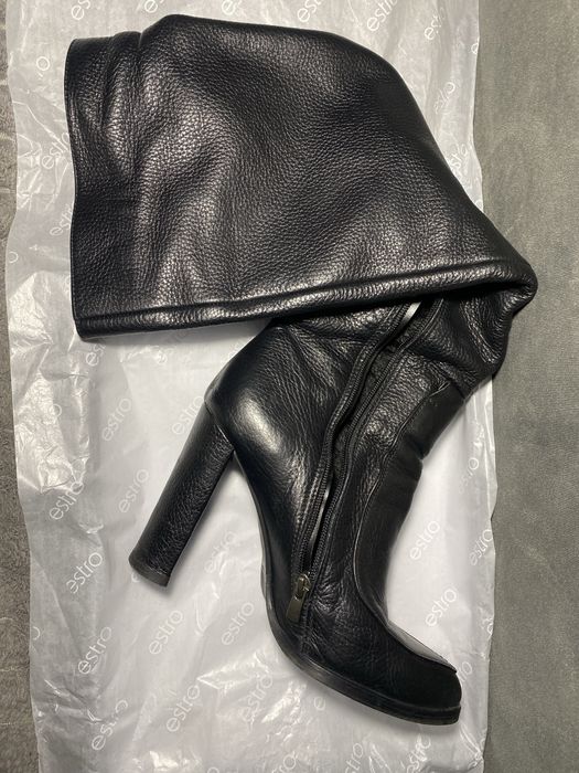 Чорні шкіряні чоботи на високих підборах.