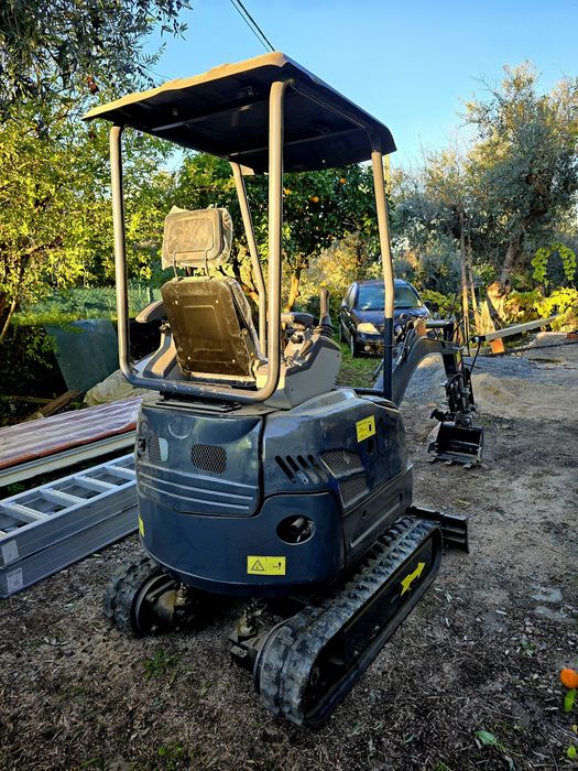 Mini Giratória 1500Kg Seminova Com Cerca de 2.6 horas Diesel