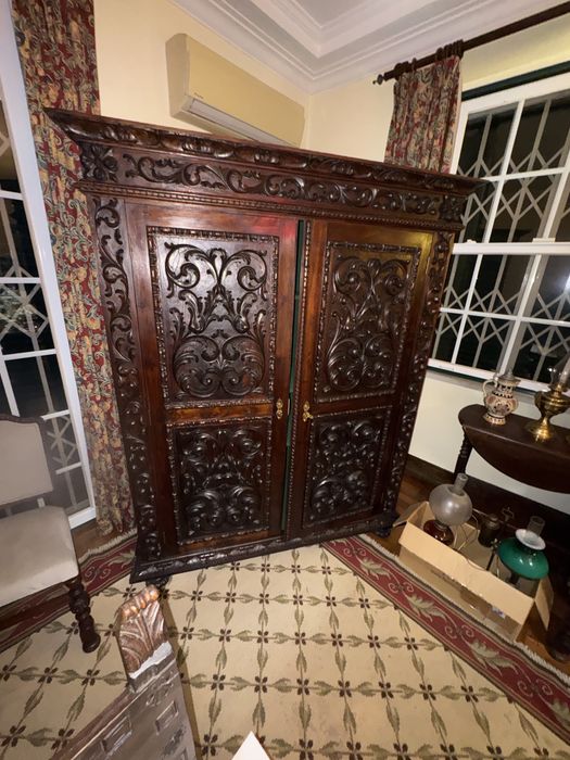 Roupeiro de madeira Renascença