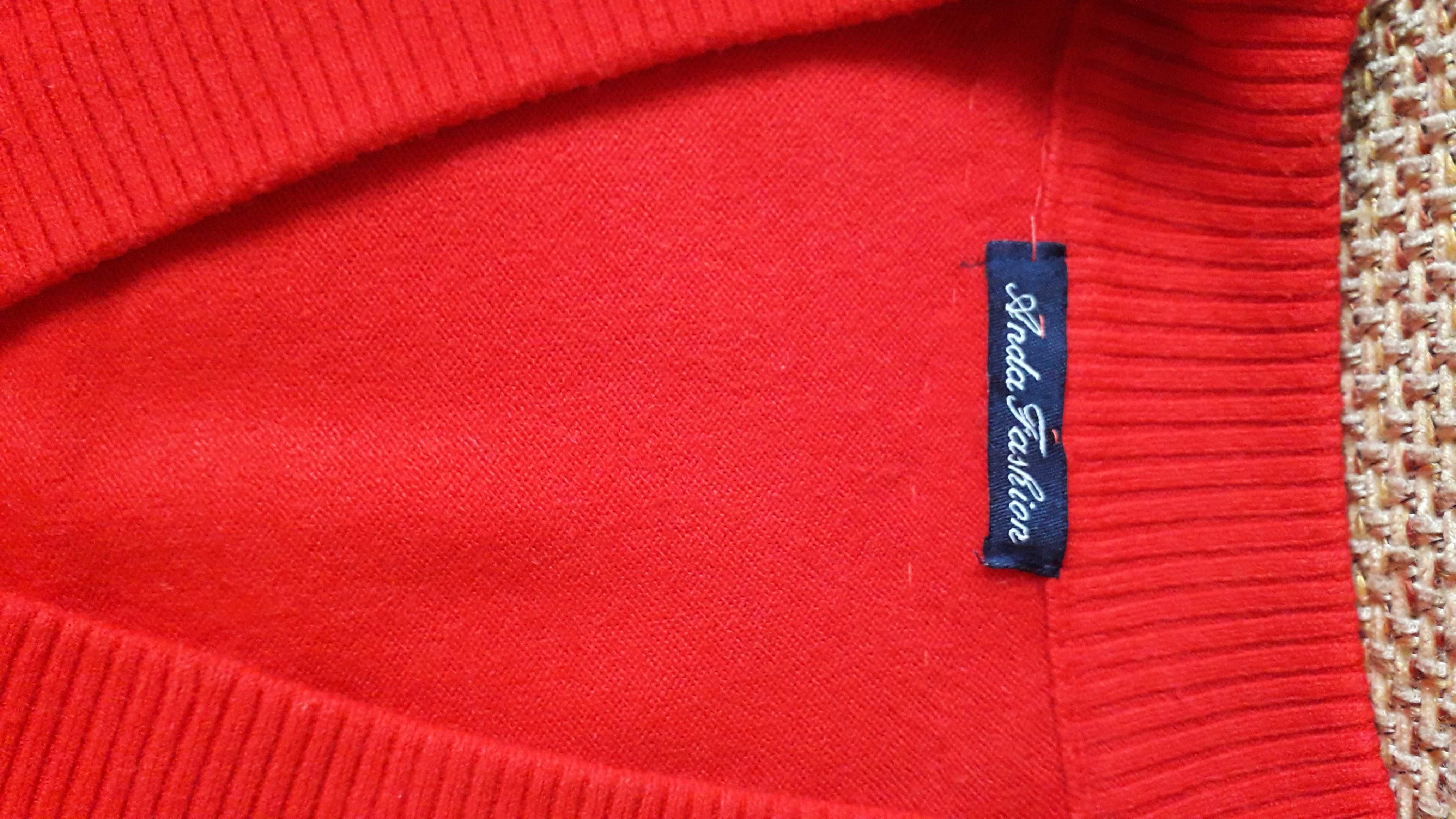 Czerwony rozpinany sweter z ozdobną taśmą
