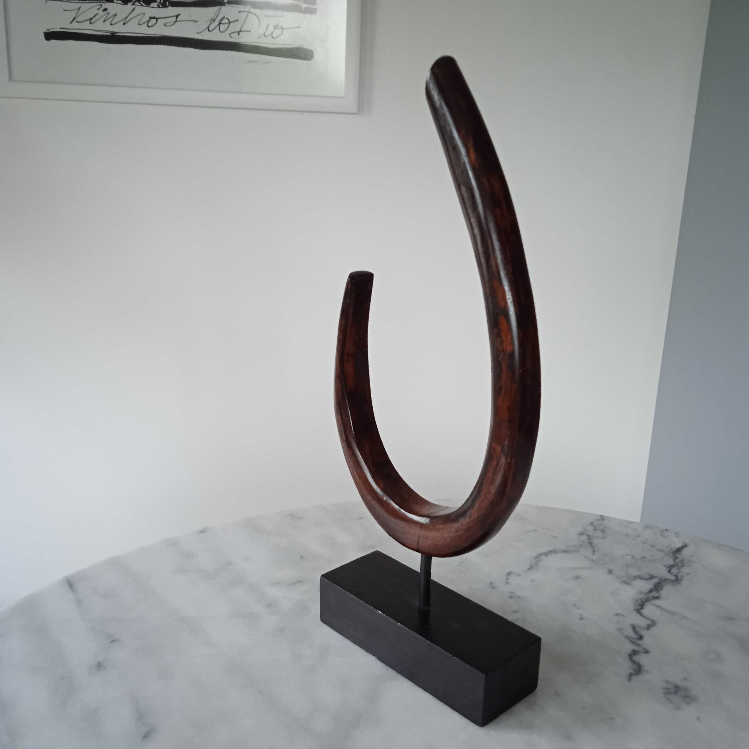 Escultura em madeira muito elegante