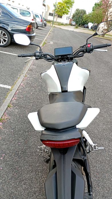 CB125R apenas alguns detalhes esteticos.