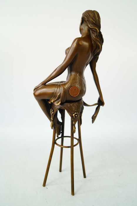 Kobieta siedząca na krześle zmysłowa figura z brązu rzeźba