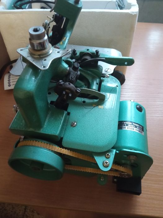 Оверлок майже новий.