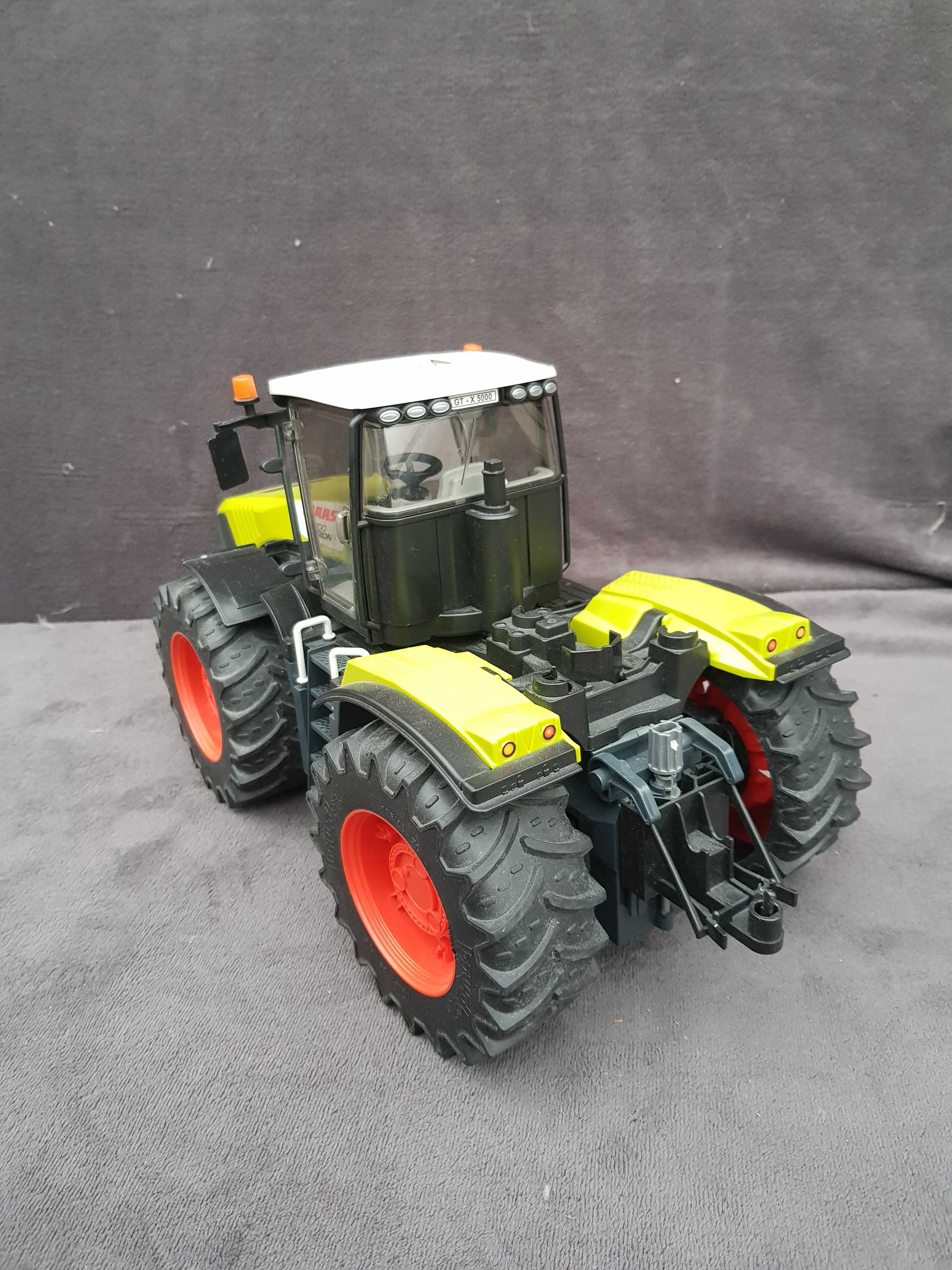 Bruder Traktor Claas Xerion 5000