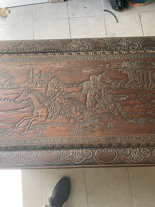 Bau em madeira antigo