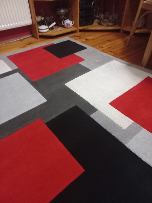 Dwa dywany w różnych rozmiarach